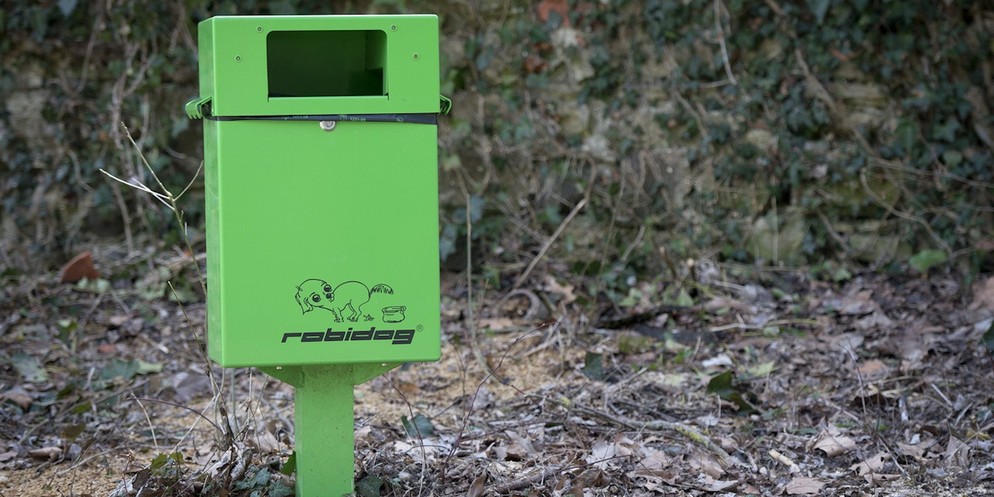 Die Gemeinde Glarus entfernte kürzlich einige Robidog-Behälter, was bei Hündelern für Unmut sorgt. Die Stadt Zürich setzt schon länger auf die moderne Alternative. Wie der Anbieter Robi AG zeigt, ster ...