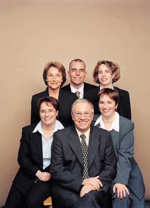 Die Familie Blocher. Vordere Reihe von links: Magdalena Martullo-Blocher, Christoph Blocher, Rahel Blocher. Hintere Reihe von links: Silvia Blocher, Markus Blocher, Miriam Baumann-Blocher