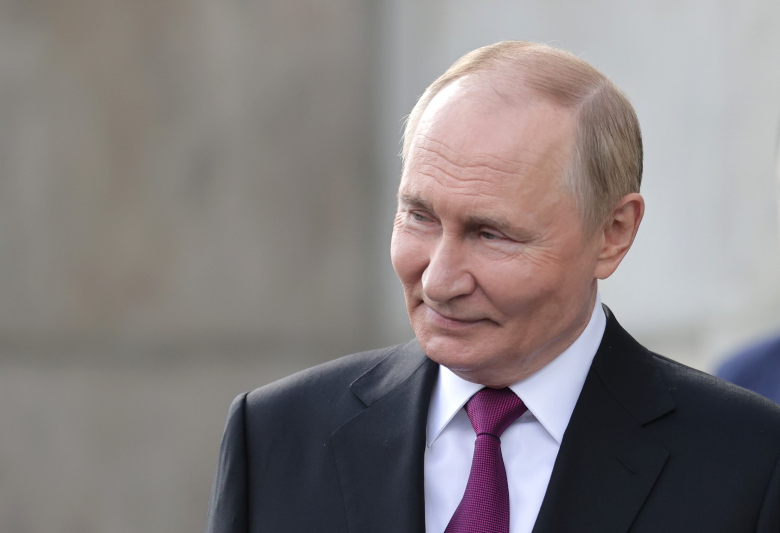 epa12288512 Russian President Vladimir Putin smiles following a visit by United Arab Emirates&#039; President Sheikh Mohamed bin Zayed Al Nahyan (not pictured) at the Kremlin in Moscow, Russia, 07 Aug ...