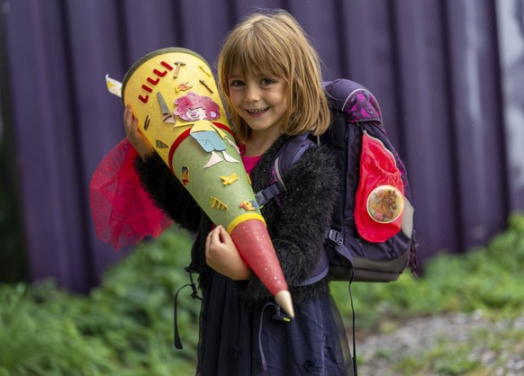 24.08.2025, DIe kleine Lilli aus dem Allg�u geht mit der Schult�te zur Schule, Modelreleased 24.08.2025, Lilli wird eingeschult, mit Schult�te 24.08.2025, Lilli wird eingeschult, mit Schult�te *** 24  ...