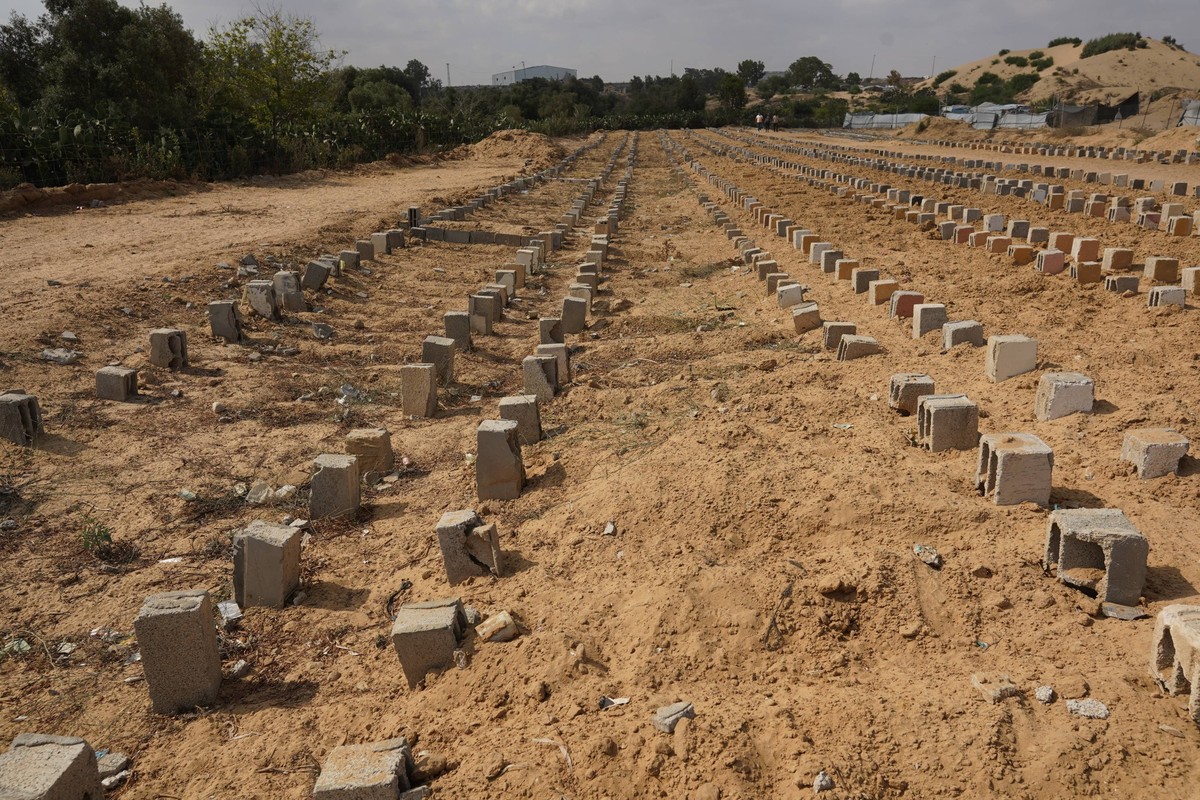 Red Cross teams examined the mass grave in the Deir al-Balah DEIR AL-BALAH, GAZA, PALESTINE - JULY 7: International Committee of the Red Cross ICRC teams inspect a mass grave, where unidentified victi ...