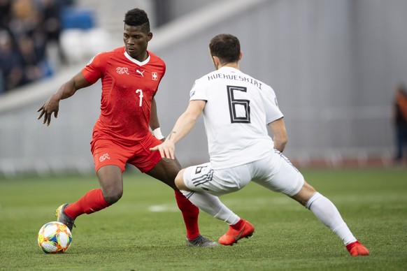 epa07458390 Switzerland&#039;s Breel Embolo (L) fights for the ball against Georgia&#039;s Nika Kvekveskiri (R) during the UEFA Euro 2020 qualifier Group D soccer match between Georgia and Switzerland ...