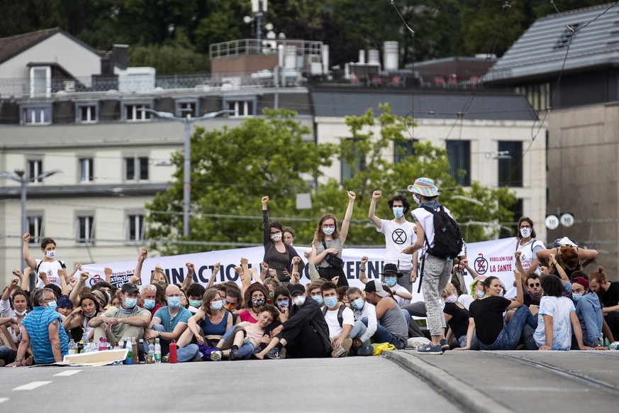 epa08497408 Activists from the global environmental movement Extinction Rebellion during a protest on the Quaibruecke in Zurich, Switzerland, 20 June 2020. EPA/ALEXANDRA WEY