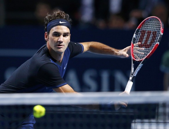 Switzerland&#039;s Roger Federer returns a ball to Rafael Nadal of Spain during their match at the Swiss Indoors ATP men&#039;s tennis tournament in Basel, Switzerland November 1, 2015. REUTERS/Arnd W ...