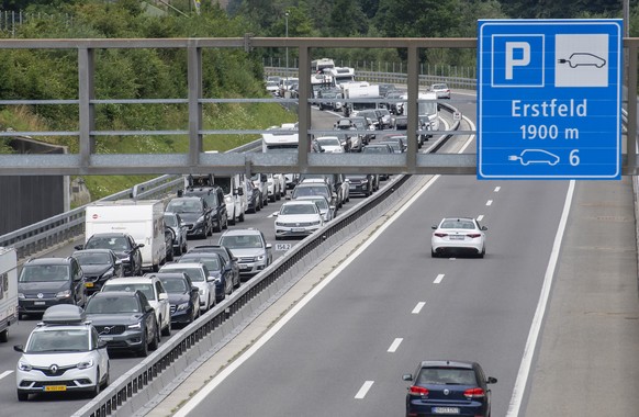 Der Reiseverkehr von dem Gotthard Tunnel in Richtung Sueden zwischen Goeschenen und Erstfeld staute sich bis auf 15 Km laenge, am Samstag, 23. Juli 2022 in Erstfeld.(KEYSTONE/Urs Flueeler).