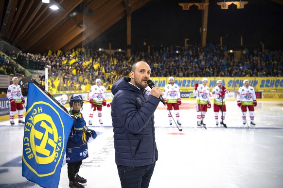 Der Davoser Head Coach Christian Wohlwend entschuldigt sich vor dem Spiel auf dem Eis bei allen Davoser Fans fuer seine Schuldzuweisung die er den Fans beim Spengler Cup vor ein paar Tagen gemacht hat ...