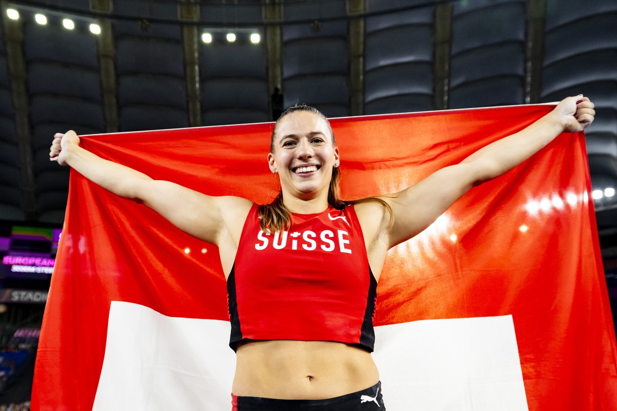 Gold medalist Angelica Moser of Switzerland celebrates during the women's pole vault final at the European Athletics Championships, in the Olympic stadium, in Rome, Italy, Monday, June 10, 2024.  ...