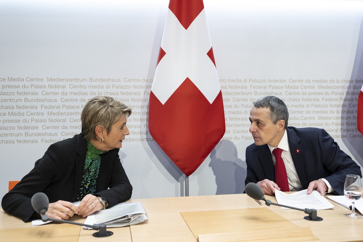 Bundespraesident Ignazio Cassis, rechts, und Bundesraetin Karin Keller Sutter sprechen an einer Medienkonferenz ueber die Departementsverteilung im Bundesrat, am Donnerstag, 8. Dezember 2022, in Bern. ...