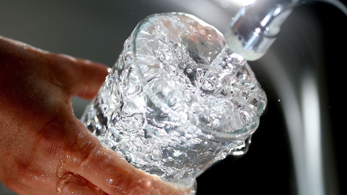 ARCHIV - Trinkwasser läuft aus Wasserhan sprudelnd am 25.07.2013 in Köln in ein Glas. Die Berliner haben in diesem Jahr trotz des regenreichen Sommers bislang kaum weniger Wasser verbraucht. Bis Ende  ...