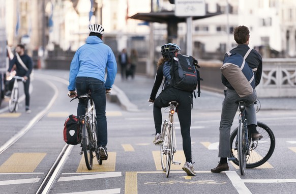 ARCHIV - ZUR MK DER STADT ZUERICH ZUR NEUEN PRAXIS FÜR DIE NUTZUNG DES TROTTOIRS DURCH VELOS STELLEN WIR IHNEN FOLGENDES BILDMATERIAL ZUR VERFUEGUNG - Cyclists on Limmatquai street in Zurich, Switzerl ...