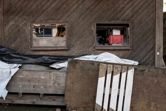 Die zerstoerten Scheiben bei eines Bauernhofs in der Naehe der Explosion beim Forschungs- und Testgebaeude Taetsch, am Mittwoch, 25. Februar 2026 in Illnau. Die Expolsionsursache und Schaeden an umlie ...