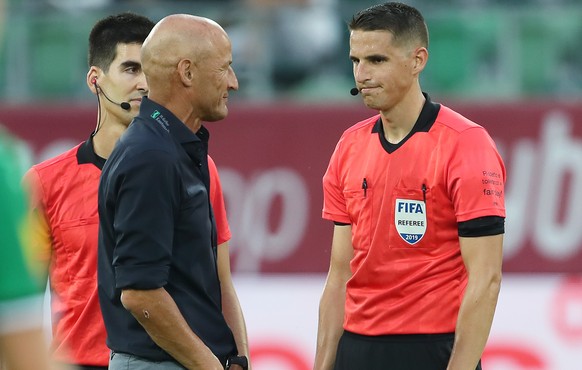 FC St. Gallen Trainer Peter Zeidler, links, nach dem Spiel in Diskussion mit Schiedsrichter Lionel Tschudi, rechts, aufgenommen am Samstag, 20. Juli 2019, beim Fussball Super-League Spiel zwischen dem ...