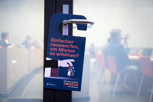 Abstimmungsmaterial des Komitees nein fotografiert waehrend einer Medienkonferenz des Komitees 2 x NEIN zur Schwaechung des Mieterschutzes, am Dienstag, 15. Oktober 2024 in Bern. Am 24. November 2024  ...