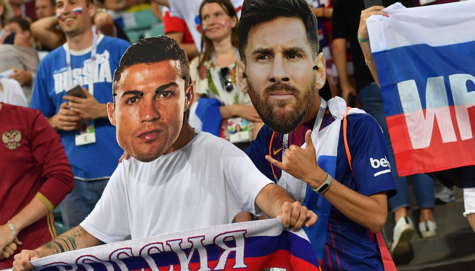 russische Fans,Fussballfans als Lionel MESSI (ARG) und Cristiano RONALDO (POR) verkleidet, Russland (RUS) - Kroatien (CRO) 5-6 i.E. Viertelfinale ,Round of Eight,Spiel 59 am 07.07.2018 in Sotschi,Sotc ...