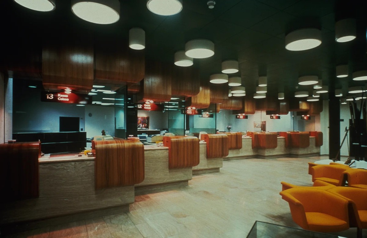 Noch nicht so lange her, aber trotzdem ein Bild aus vergangenen Zeiten: Schalterhalle der Schweizerischen Bankgesellschaft (heute UBS), 1979.
http://doi.org/10.3932/ethz-a-001026610