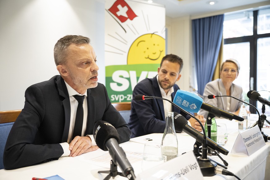 SVP Hans-Ueli Vogt, links, spricht neben Domenik Ledergerber und Rita Fuhrer an einer Medienkonferenz zu seiner Kandidatur fuer die Nachfolge von Bundesrat Ueli Maurer, aufgenommen am Mittwoch, 19. Ok ...