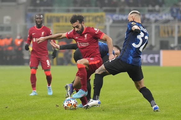 Liverpool&#039;s Mohamed Salah, left, fights for the ball with Inter Milan&#039;s Roberto Gagliardini, background, and Inter Milan&#039;s Federico Dimarco during the Champions League, round of 16, fir ...