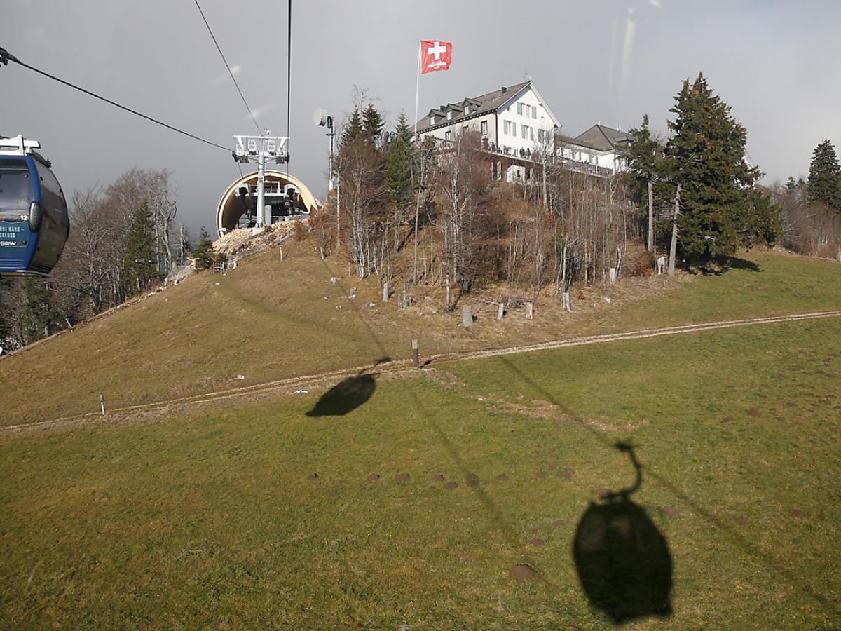 Start abgebrochen: Ein Gleitschirmpilot ist auf dem Weissenstein in einen Hang geprallt und hat sich mittelschwer verletzt. (Archivbild)