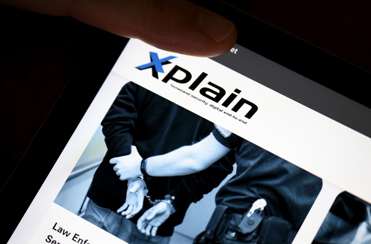 Une personne regarde le site internet de la societe Xplain, leader dans la creation de solutions logicielles dans le secteur "Homeland Security" ce dimanche 2 juillet 2023 a Daillens. Des in ...