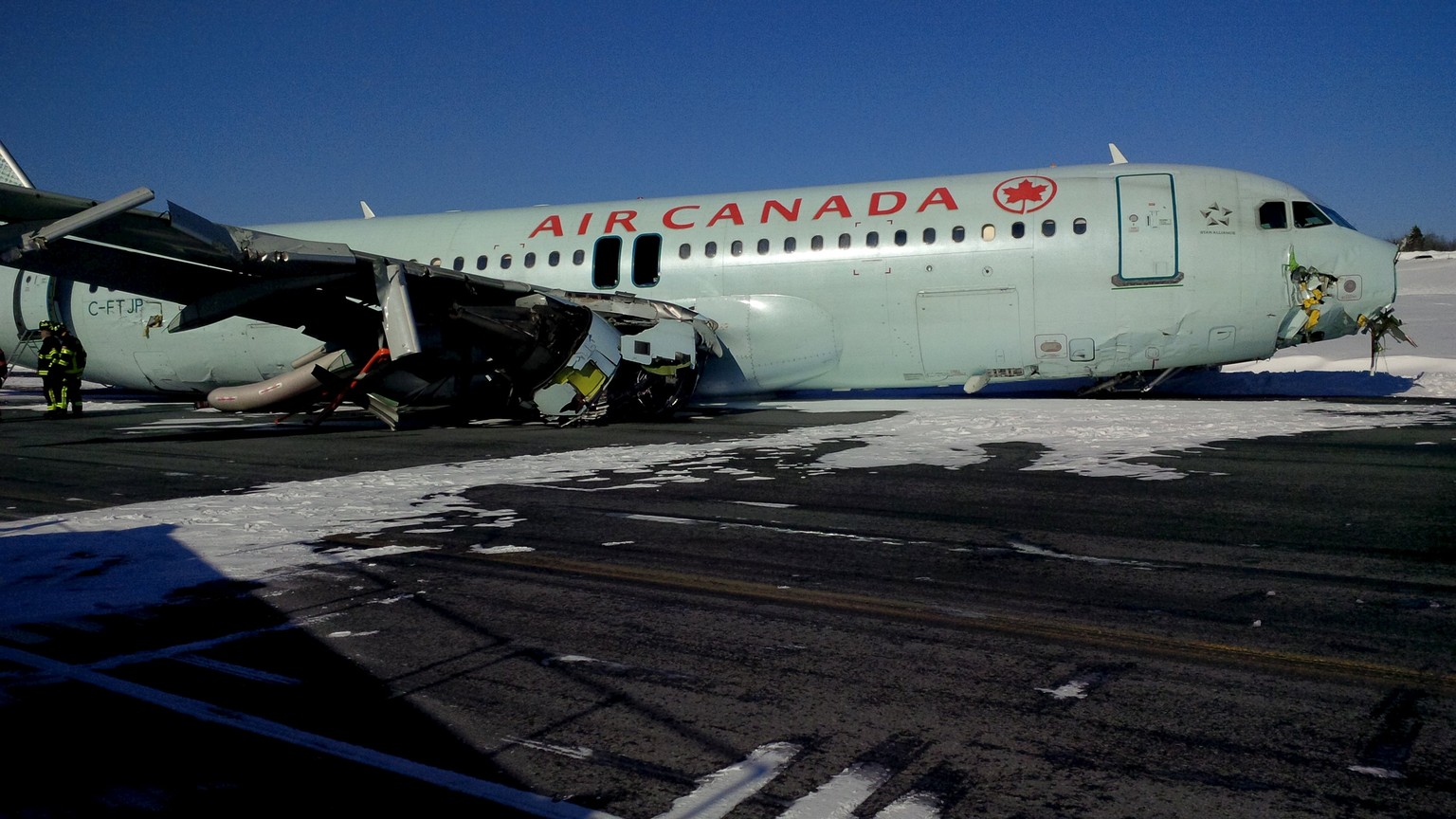 Nase demoliert, Triebwerk abgerissen, Fahrwerk weg: Diese Maschine von Air Canada hat am Flughafen von Halifax eine Bruchlandung hingelegt.