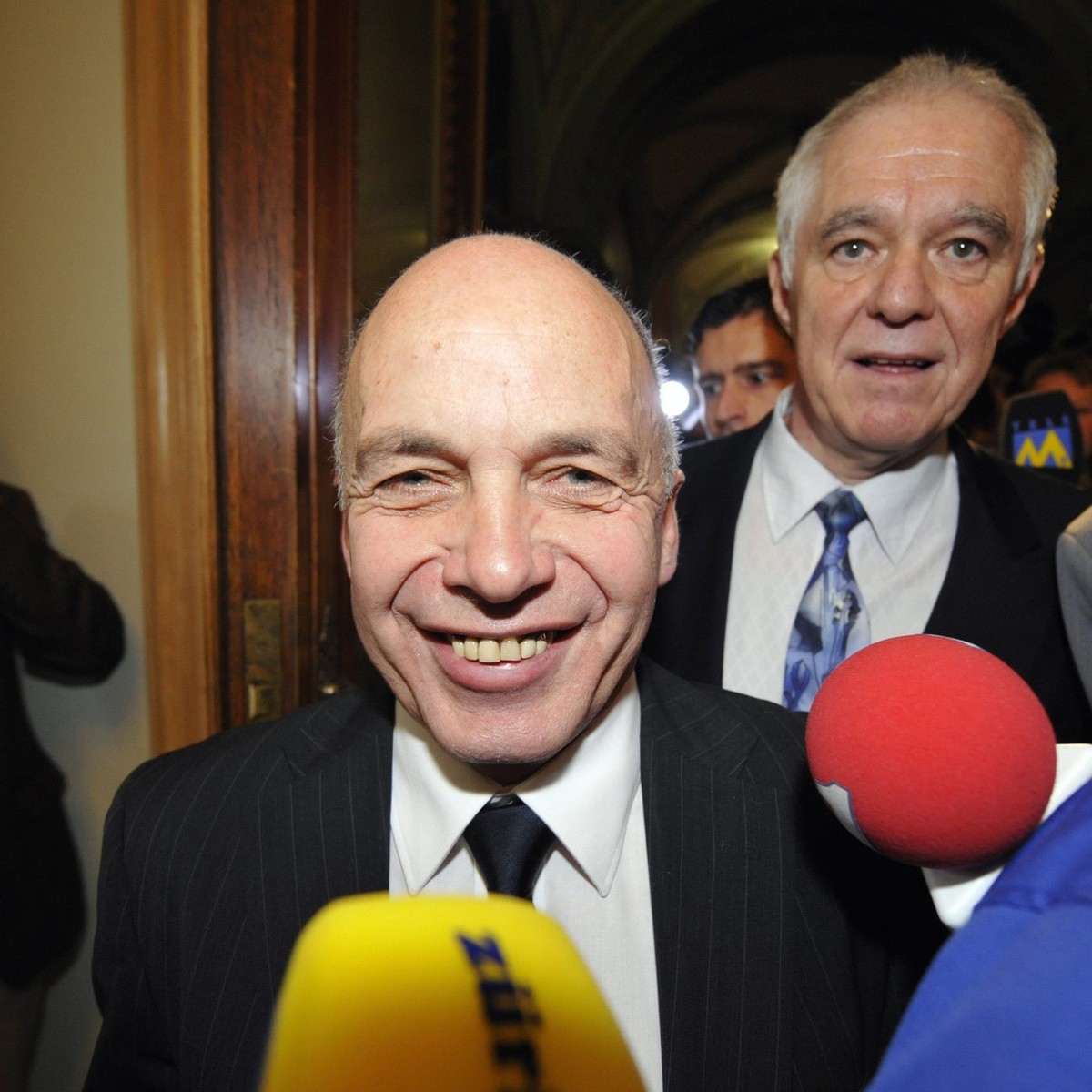 Der neugewaehlte Bundesrat Ueli Maurer, SVP-ZH, Mitte, strahlt neben dem Infochef der Bundeskanzlei Hansruedi Moser, kurz nach seiner Wahl an der Sitzung der Vereinigten Bundesversammlung, am Mittwoch ...