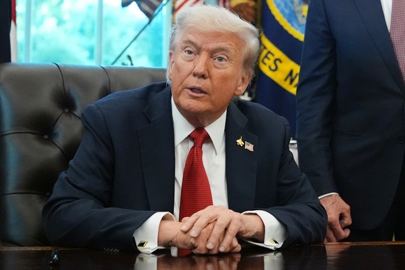 President Donald Trump speaks to reporters before signing an executive order in the Oval Office at the White House, Monday, Oct. 6, 2025, in Washington. (AP Photo/Jacquelyn Martin)
APTOPIX Trump