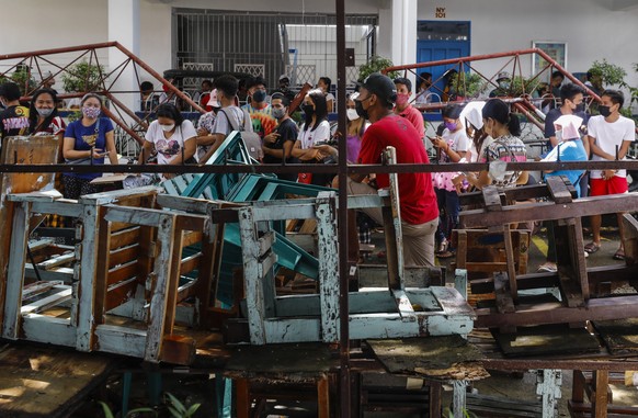 epa09935002 Filipinos queue while waiting to vote at a school used as an elections day voting center in Tanay town of Rizal province, Philippines, 09 May 2022. Some 67 million Filipinos are expected t ...