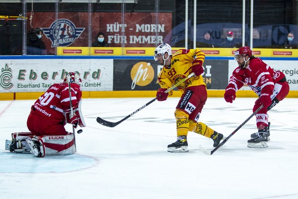 SCL Tigers Stuermer Nolan Diem, Mitte, gegen SC Rapperswil-Jona Lakers Torhueter Melvin Nyffeler, links, und Stuermer Sandro Zangger waehrend dem Eishockey-Meisterschaftsspiel der National League zwis ...