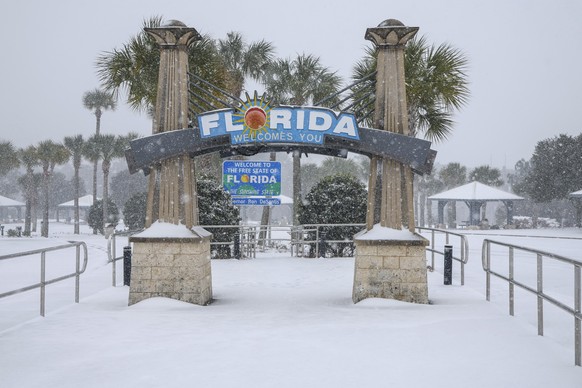 Heavy snow falls onto the Florida Welcome Center and is forecasted to accumulate up to six inches on Tuesday, Jan. 21, 2025, in Pensacola, Fla. (Luis Santana/Tampa Bay Times via AP)