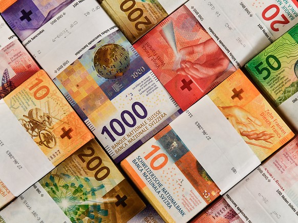 Die Finanzkommission des Nationalrats empfiehlt, die vom Bundesrat beschlossenen Milliardenkredite zur Bewältigung der Corona-Krise abzusegnen. (Themenbild)