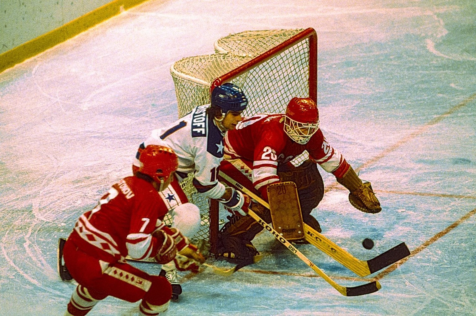 1980 Olympic Winter games, Winterspiele,Spiele, Summer games USA Ice hockey, Eishockey Goalie Vladislav Tretiak URS defends against Steve Christoff of Team USA in the Men s Ice Hockey semi-final at th ...