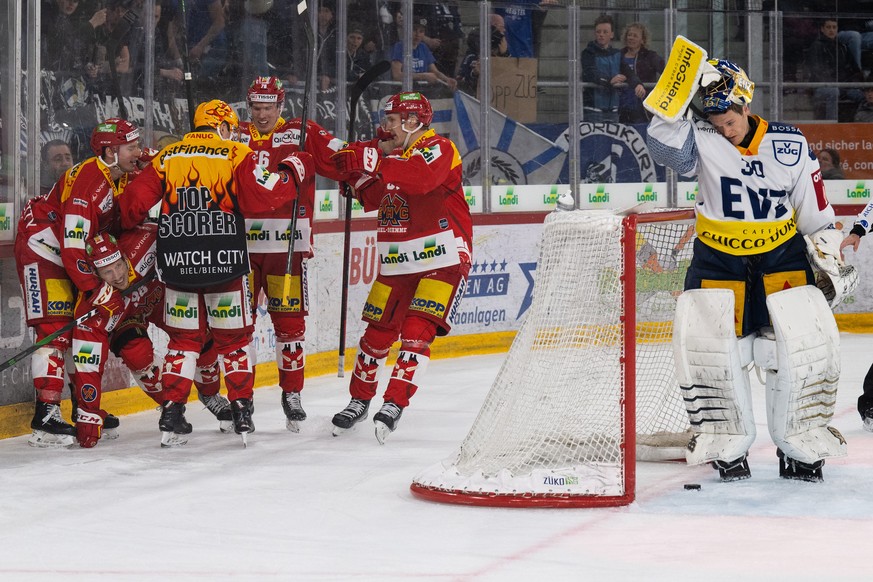 Bierls Spieler feiern neben Zugs Torhueter Leonardo Genoni den Treffer zum 2-1 im Eishockey Meisterschaftsspiel der National League zwischen dem EHC Biel und dem EV Zug, am Samstag, 12. Maerz 2022, in ...