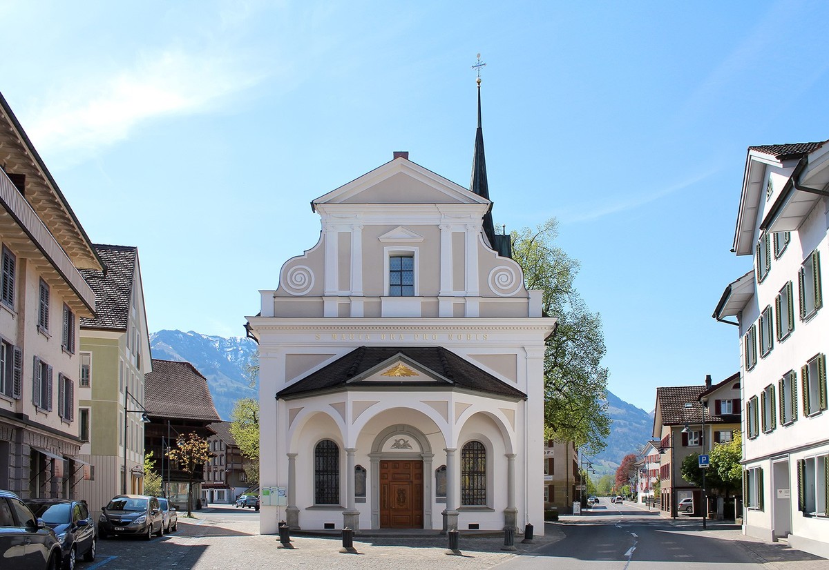 Sarnen, Dorfkapelle Maria Lauretana. Ein erster Bau datiert von 1556, ein zweiter von 1658–1662, barock, unter Verwendung des alten Turms. Die monumentale Eingangspartie im Stil der Neurenaissance fol ...