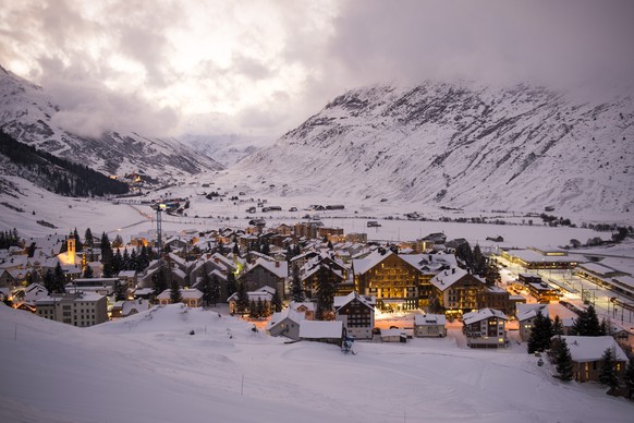 Das Hotel &quot; The Chedi&quot; in Andermatt, Mitte, wird am Freitag, 6. Dezember 2013, mit geladenen Gaesten eroeffnet. Das Dorf Andermatt vor dem Urserntal ist winterlich eingeschneit und beleuchte ...