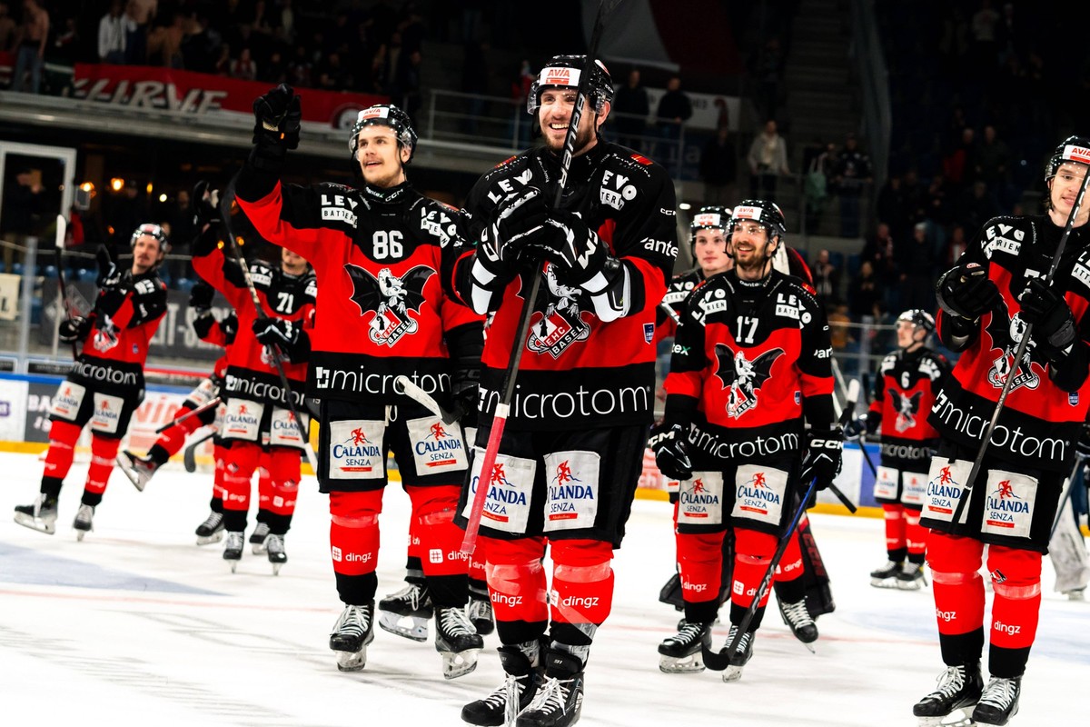Basel, Schweiz, 14.03.2025 Die Spieler des EHC Basel feiern den Finaleinzug Playoff 1/2- Final Game 7 Sky Swiss League - EHC Basel vs. EHC Olten Basel, 14.03.2025 Pascal von B