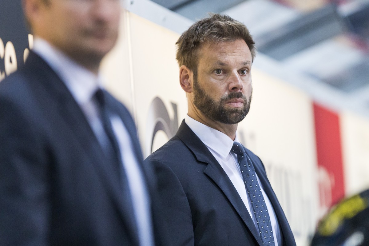 L'entraineur fribourgeois Gerd Zenhaeusern lors de la rencontre du championnat suisse de hockey sur glace de National League, LNA, entre le HC Fribourg-Gotteron et le HC Bienne, ce vendredi, 16 s ...