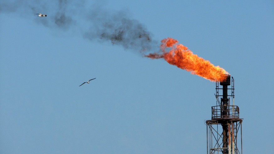 epa05244377 (FILE)N A file picture dated 10 October 20076 shows a burning funnel of the Romanian central oil platform, on the Black Sea, near the shore of Constanta city, Romania. The basket of crude  ...