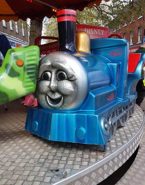 Lustige Fails: Lokomotive auf Karussell ist creepy