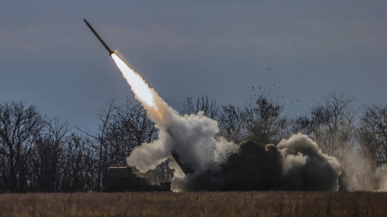 epa10292419 A High Mobility Artillery Rocket System (HIMARS) of Ukrainian army fires close to the frontline at the northern Kherson region, Ukraine, 05 November 2022 (issued 07 November 2022). Russian ...