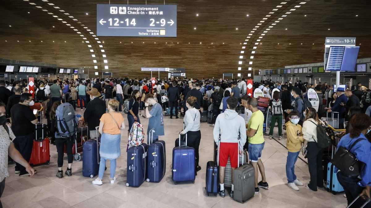 Des passagers attendent de s'enregistrer dans un terminal de l'aéroport Charles de Gaulle, le vendredi 1er juillet 2022 à l'aéroport de Roissy, au nord de Paris. Les vols depuis l' ...
