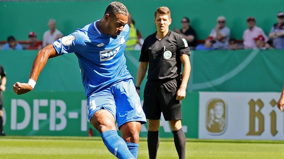 epa06956025 Hoffenheim&#039;s Joelinton (L) scores the 1-0 lead during the German DFB Cup first round soccer match between FC Kaiserslautern and TSG 1899 Hoffenheim in Kaiserslautern, Germany, 18 Augu ...