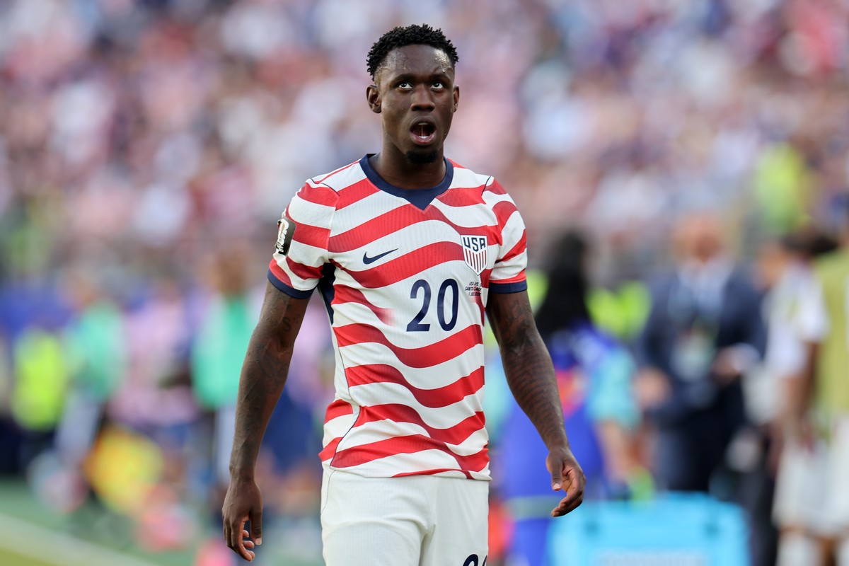 epa13079258 Folarin Balogun of USA leaves the pitch after receiving a red card during the FIFA World Cup 2026 Round of 32 match USA against Bosnia and Herzegovina, in San Francisco, Califronia, USA, 0 ...