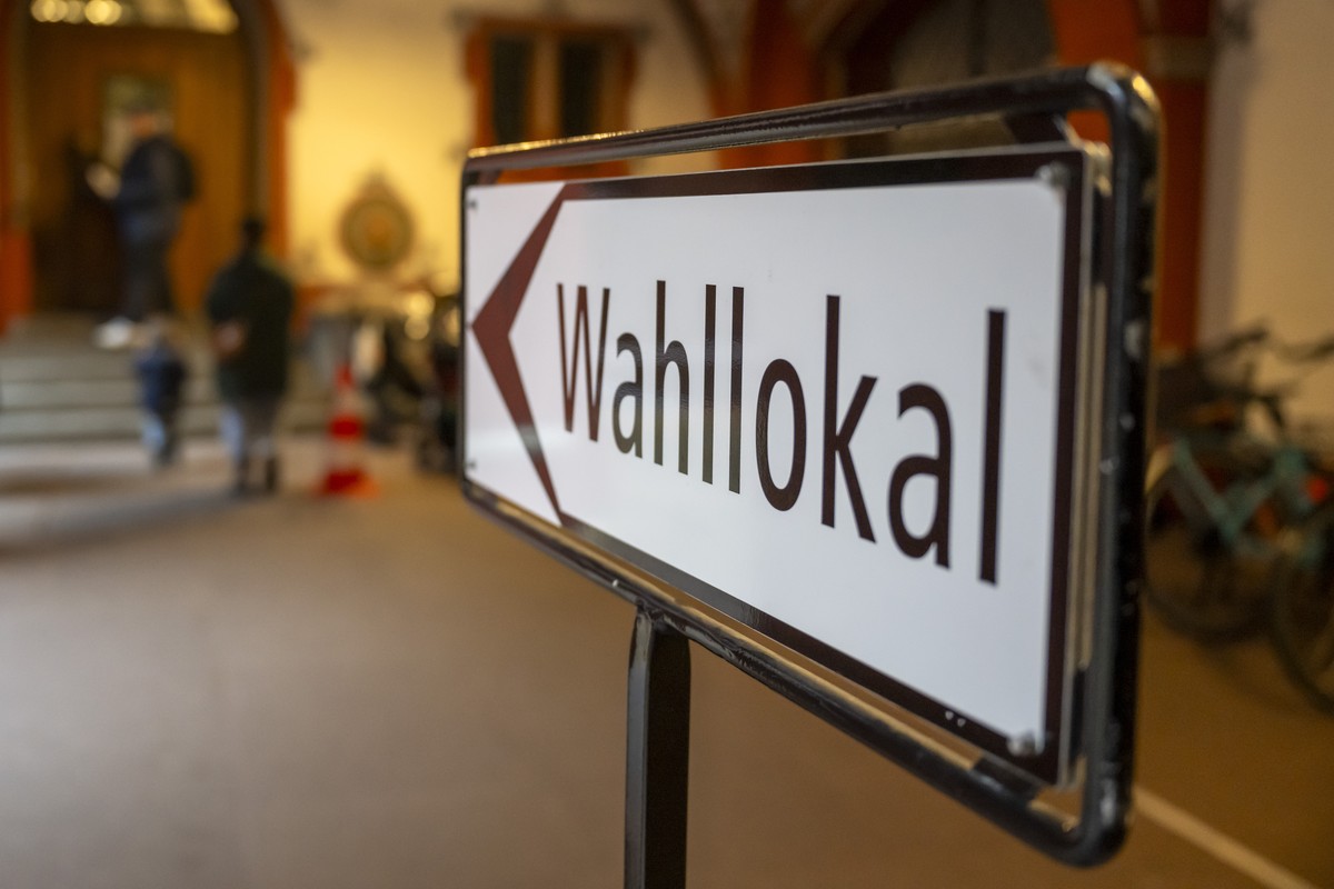 Ein Wegweiser zum Stimmlokal im Rathaus in Basel, am Sonntag, 24. November 2024. (KEYSTONE/Georgios Kefalas)