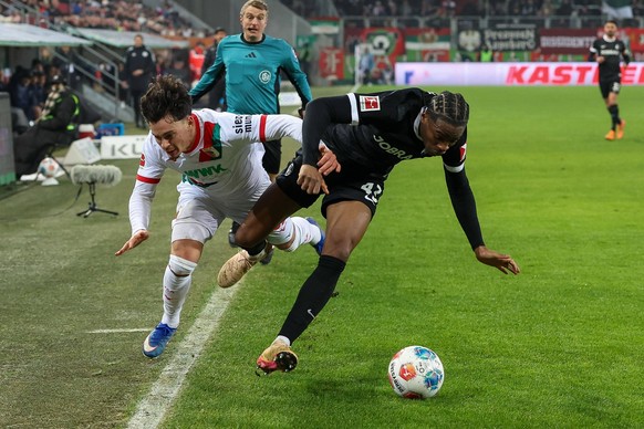 im Zweikampf, Aktion, mit Fabian Rieder 32 FC Augsburg, Johan Manzambi 44 SC Freiburg, FC Augsburg vs. SC Freiburg, Fussball, 1. Bundesliga, 18. Spieltag, 18.01.2026 DFB regulations prohibit any use o ...