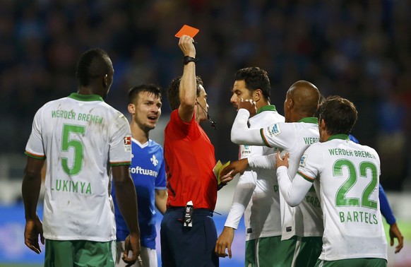 Referee Guido Winkmann (C) shows a red card to Bremen&#039;s Fin Bartels (3rd R) during their German first division Bundesliga soccer match in Darmstadt, September 22, 2015. REUTERS/Kai Pfaffenbach DF ...