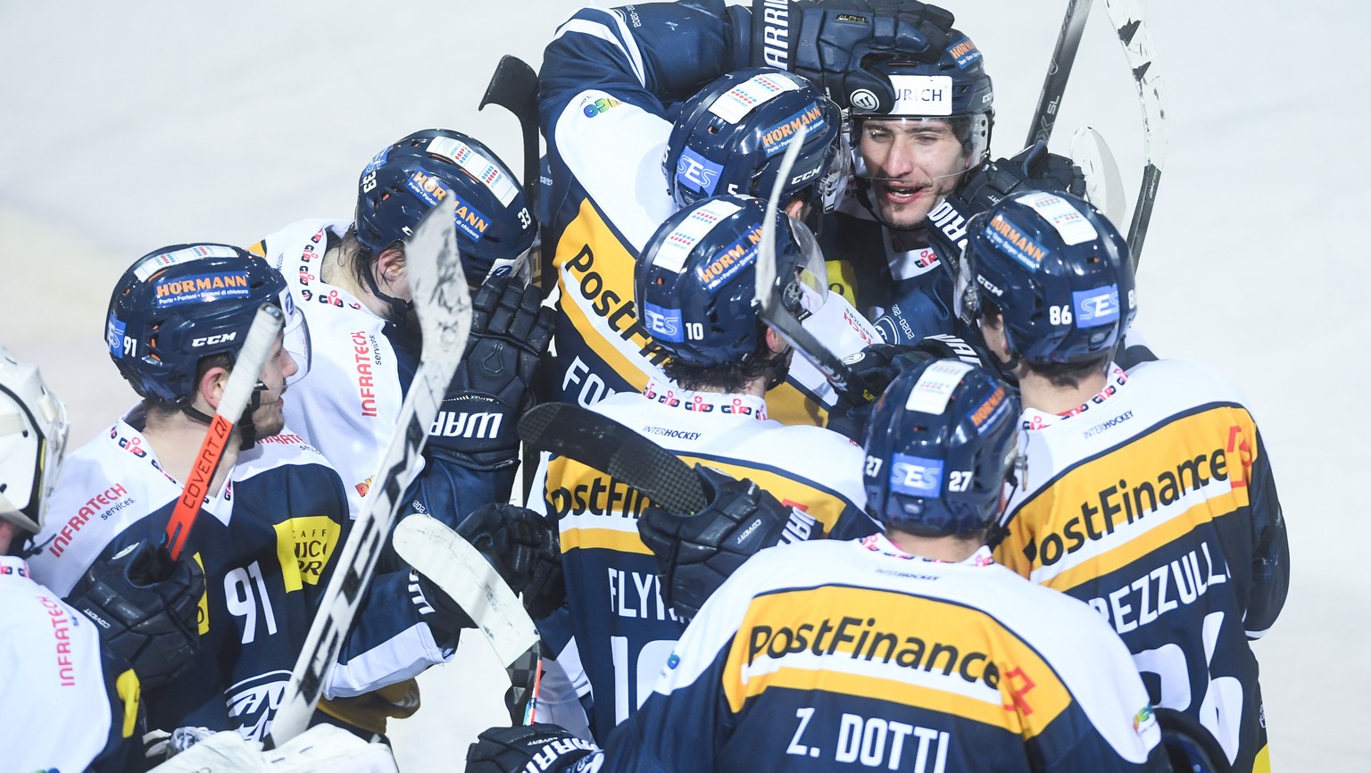 Ambri&#039;s players celebrate Michael Fora, right, for scoring the 2-1 goal, during the preliminary round game of National League A (NLA) Swiss Championship between HC Ambri Piotta and ZSC Lions at t ...