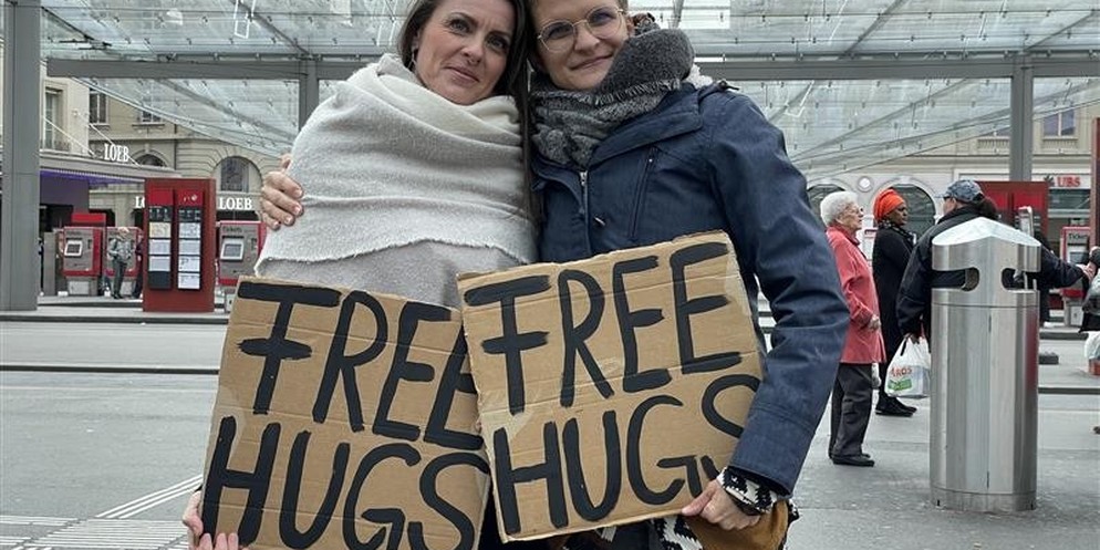 Bettina und Melanie (rechts) verteilen regelmässig gratis Umarmungen.