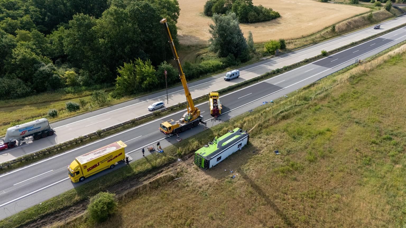 04.07.2025, Mecklenburg-Vorpommern, Leizen: Bei einem schweren Busunfall auf der A19 nahe R