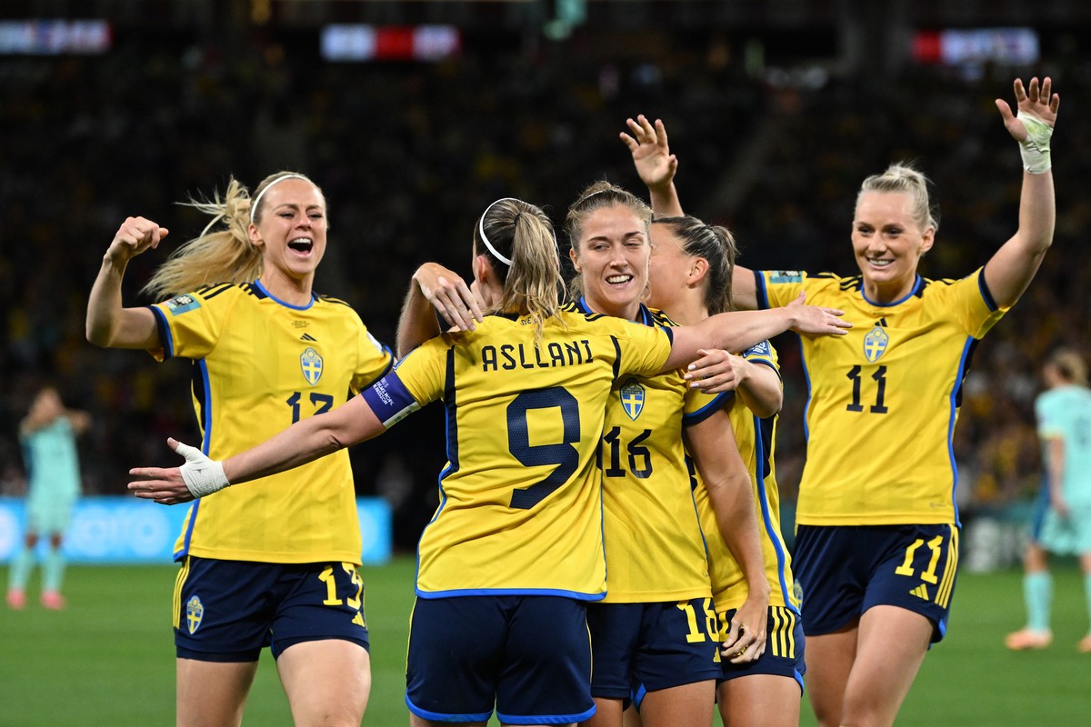 epa10806836 Kosovare Asllani (C) of Sweden celebrates with teammates after scoring the 2-0 lead during the FIFA Women's World Cup 2023 Third Place match between Sweden and Australia, in Brisbane, ...