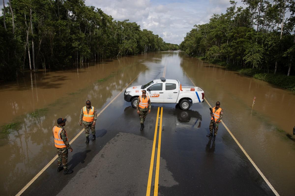 epa10986544 Military personnel keep the passage blocked on the Northeast Highway, which connects Santo Domingo with Samana, in Pueblo Nuevo, Dominican Republic, 20 November 2023. The Dominican authori ...
